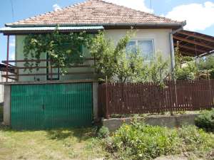 Vand casa cu gradina crasna