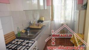 INCHIRIEZ APARTAMENT 3 CAMERE,   RAHOVA