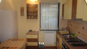 VAND CASA IN ZONA BUNA