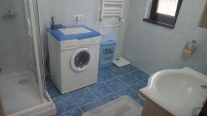 VAND CASA IN ZONA BUNA