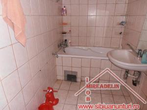 INCHIRIEZ CASA P+E,   3 CAMERE,   STRADA MORILOR