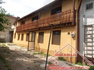 INCHIRIEZ CASA P+E,   3 CAMERE,   STRADA MORILOR