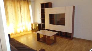inchiriez ap. 2 camere central Podul de Fier