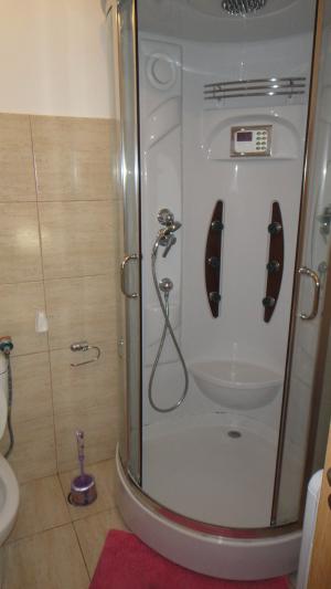 inchiriez ap. 2 camere central Podul de Fier
