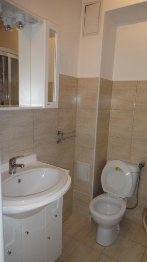 inchiriez ap. 2 camere central Podul de Fier
