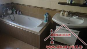 VAND VILA IN DUPLEX,   ZONA TURNISOR
