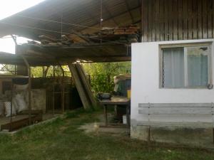 vand casa cu gradina si anexe
