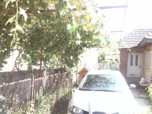 vand casa cu gradina si anexe