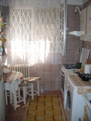 PARTICULAR,    3 camere in zona TITAN