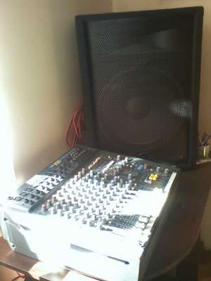 Vand mixer SOUNCRAFT SPIRIT 2X300 SI BOXE PHONIC 2 X 400 LA PACHET 500 EURO