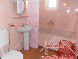 INCHIRIEZ APARTAMENT 3 CAMERE,   zona  STRAND