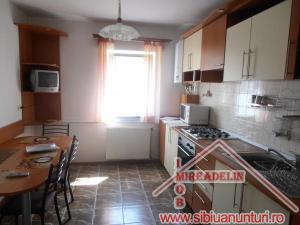 INCHIRIEZ APARTAMENT 3 CAMERE,   zona  STRAND