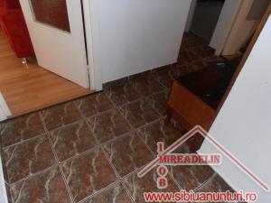 INCHIRIEZ APARTAMENT 3 CAMERE,   zona  STRAND
