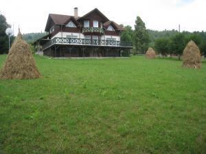 VILA-CASA VACANTA CEAHLAU LA 200METRI DE BICAZ