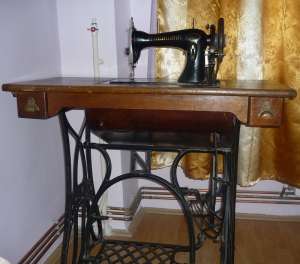 VAND MASINA DE CUSUT NAUMANN,     SERIA 2989010,     IN STARE PERFECTA DE FUNCTIONARE!!!