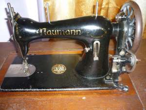 VAND MASINA DE CUSUT NAUMANN,     SERIA 2989010,     IN STARE PERFECTA DE FUNCTIONARE!!!
