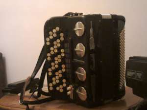VAND URGENT ARMONICA SCANDALLI! si orga YAMAHA psr E 213 sau schimb cu Korg pa 800