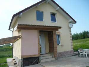 vind casa c-tie noua la intrare in chinteni