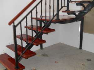 Scari pe structura metalica cu trepte din lemn masiv