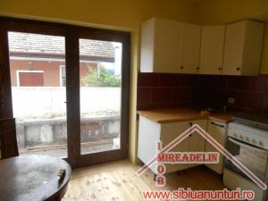 INCHIRIEZ CASA  2 CAMERE,   ORASUL DE JOS