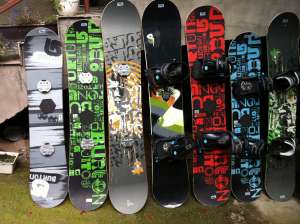 vand skiuri snowboards boots clapari costi ochelari si altele