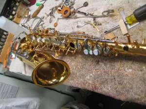 reparatii saxofoane clarinete
