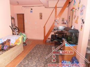 VAND AP. 2 CAMERE LA MANSARDA,   V.Aaron