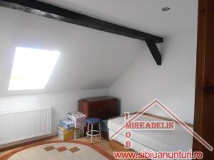VAND MANSARDA 4 CAMERE  STRADA RAHOVEI