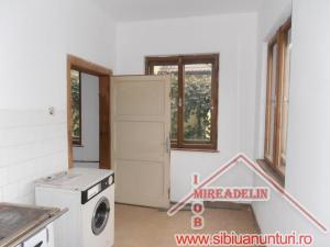 VAND CASA 3 CAMERE,     S+P+E  ZONA CALEA POPLACII