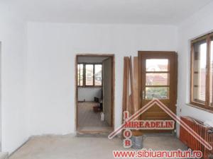 VAND CASA 3 CAMERE,     S+P+E  ZONA CALEA POPLACII