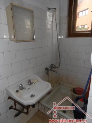 VAND CASA 3 CAMERE,     S+P+E  ZONA CALEA POPLACII