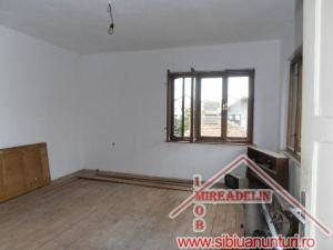 VAND CASA 3 CAMERE,     S+P+E  ZONA CALEA POPLACII