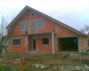 Constructii case la rosu