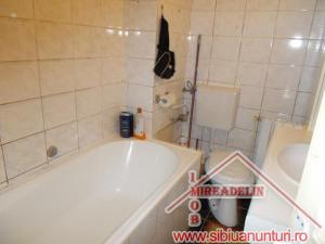 Vand apartament 3 camere decomandate la vila,   Zona Rahovei