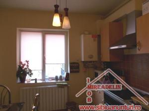 Vand apartament 3 camere decomandate la vila,   Zona Rahovei