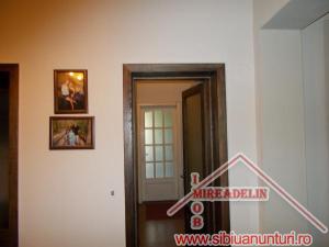 Vand apartament 3 camere decomandate la vila,   Zona Rahovei