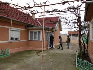 Vand casa cu 2 corpuri in comuna Cermei,  judetul Arad