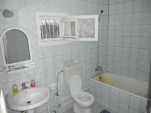 Vand casa cu 2 corpuri in comuna Cermei,  judetul Arad