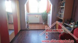 INCHIRIEZ APARTAMENT 3 CAMERE,   64 mp,   VASILE AARON