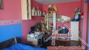 INCHIRIEZ APARTAMENT 3 CAMERE,   64 mp,   VASILE AARON