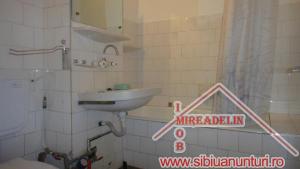 INCHIRIEZ APARTAMENT 3 CAMERE,   68 mp,   VALEA AURIE