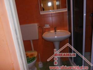 INCHIRIEZ APARTAMENT 2 CAMERE,   V. AARON