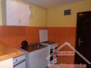 INCHIRIEZ APARTAMENT 2 CAMERE,   V. AARON