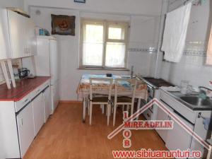 INCHIRIEZ CASA  2 CAMERE,  ORASUL DE JOS