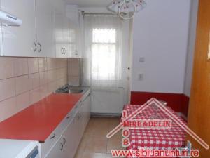INCHIRIEZ APARTAMENT 3 CAMERE,   60mp,   B-dul Mihai Viteazu