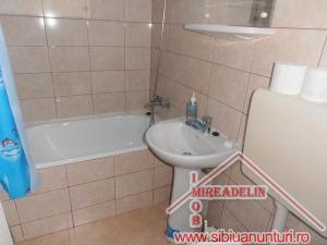 INCHIRIEZ APARTAMENT 3 CAMERE,   60mp,   B-dul Mihai Viteazu
