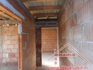 VAND CASA LA ROSU,  P+E+M,  ZONA TEREZIAN