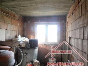 VAND CASA LA ROSU,  P+E+M,  ZONA TEREZIAN