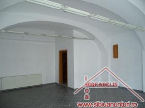 INCHIRIEZ SPATIU COMERCIAL,   63 mp,   CISNADIE