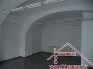 INCHIRIEZ SPATIU COMERCIAL,   63 mp,   CISNADIE